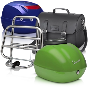 Accessoires Vespa : deux top cases bleu et vert, porte-bagages chromé et sacoche en cuir noir.